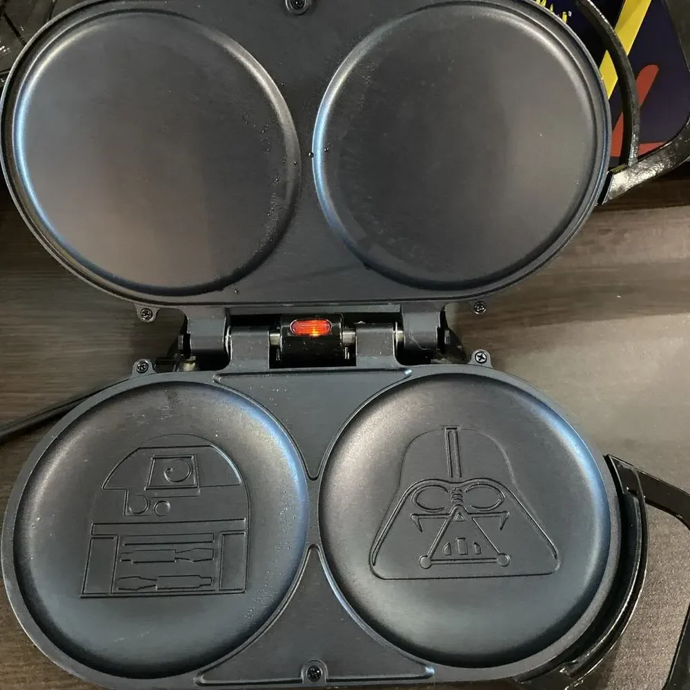 Star Wars Disney Pancake Maker With‎ Characters R2D2 Darth Vader